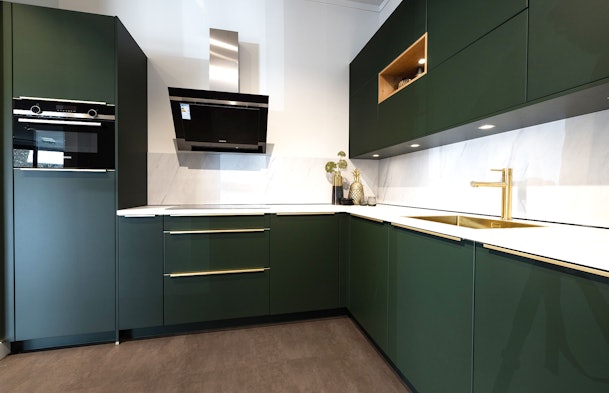 Diepgroene keukenruimte met gouden accenten