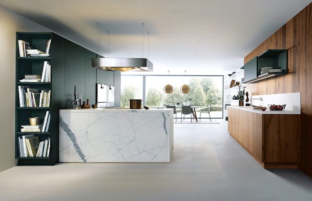 Luxe diep groene eilandkeuken met oud eiken