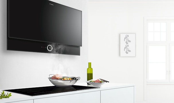 Bosch afzuigkap: wandschouwkap boven inductiekookplaat.