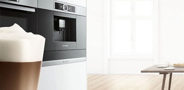 Inbouw koffieautomaat van Bosch met cappuccino ervoor