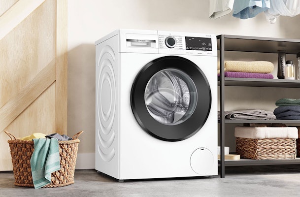 Bosch wasmachine in moderne wasruimte, geschikt voor verschillende huishoudens en wasbehoeften.