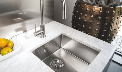 Caressi R10-serie: handgemaakte RVS-spoelbakken.
