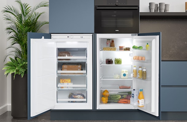 Etna inbouw vriezer naast inbouwkoelkast in een moderne keuken met open deuren