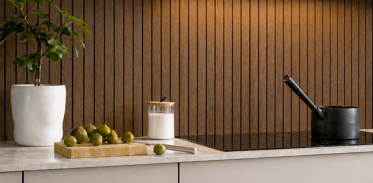 Houten wandpanelen als achterwand in keuken voor warme landelijke sfeer