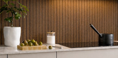 Houten wandpanelen als achterwand in keuken voor warme landelijke sfeer