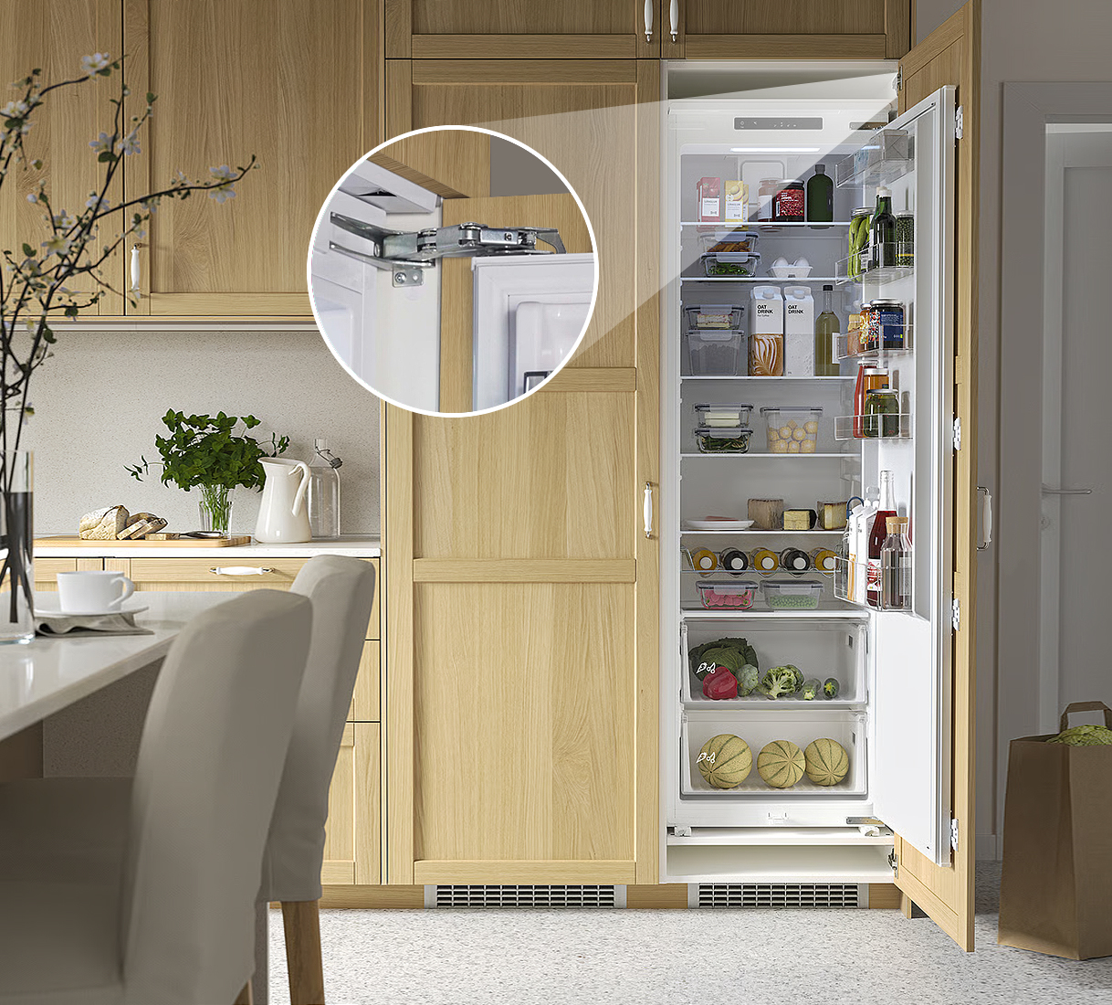 Deur-op-deur montage van een inbouwkoelkast in een IKEA METOD keuken, met het keukenfront rechtstreeks bevestigd aan de apparaatdeur en zichtbaar scharnierpunt.