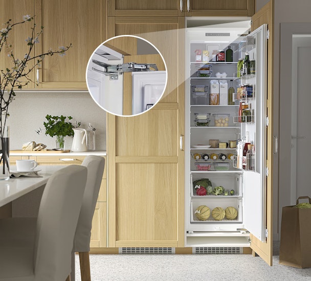 Deur-op-deur montage van een inbouwkoelkast in een IKEA METOD keuken, met het keukenfront rechtstreeks bevestigd aan de apparaatdeur en zichtbaar scharnierpunt.