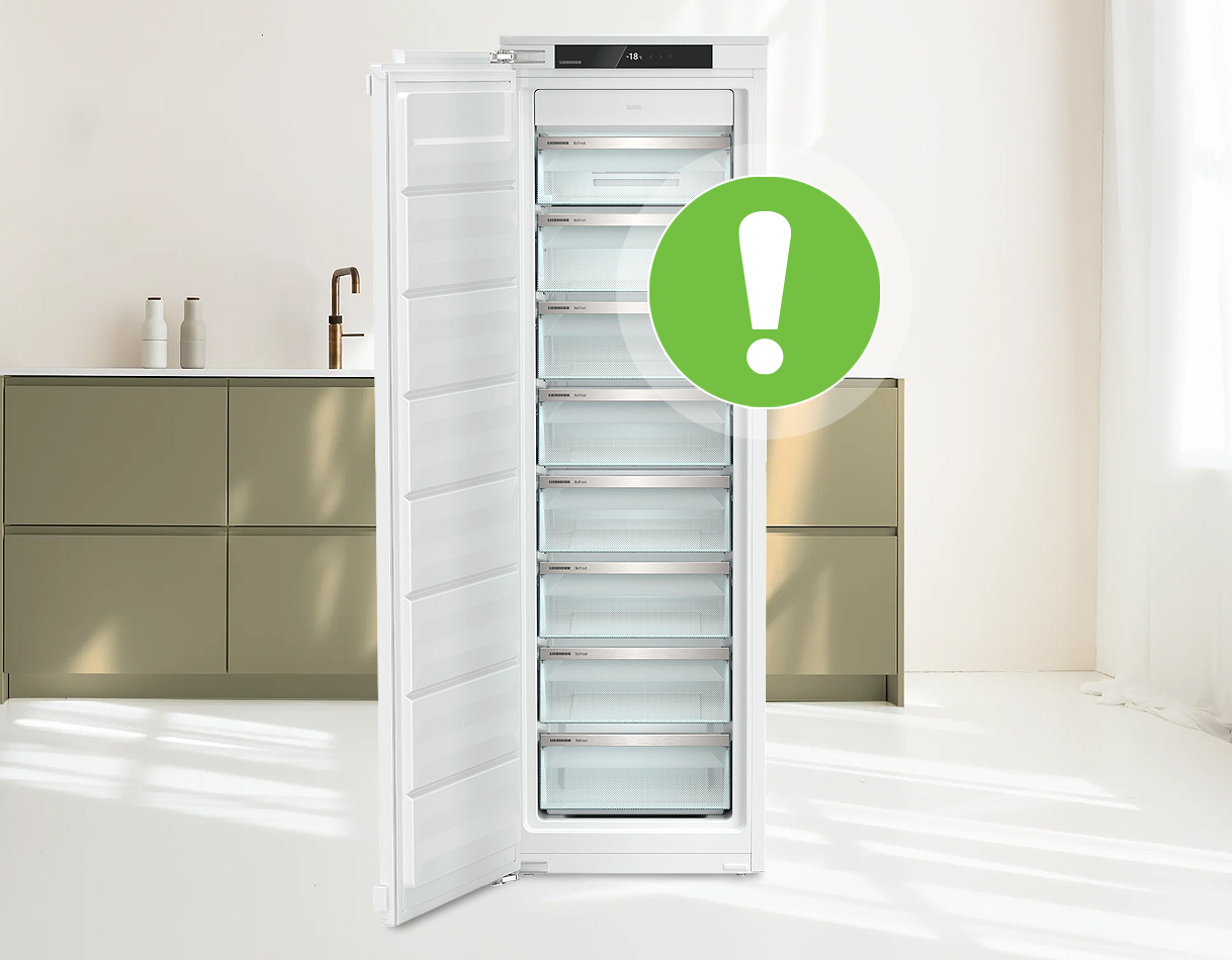 Open inbouwvriezer in een keukenopstelling met aandachtspunt-icoon