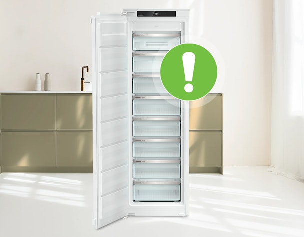 Open inbouwvriezer in een keukenopstelling met aandachtspunt-icoon
