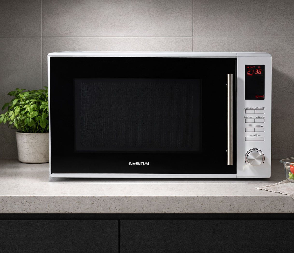 Inventum vrijstaande magnetron met digitaal display en draaiknop op grijs aanrecht naast plant