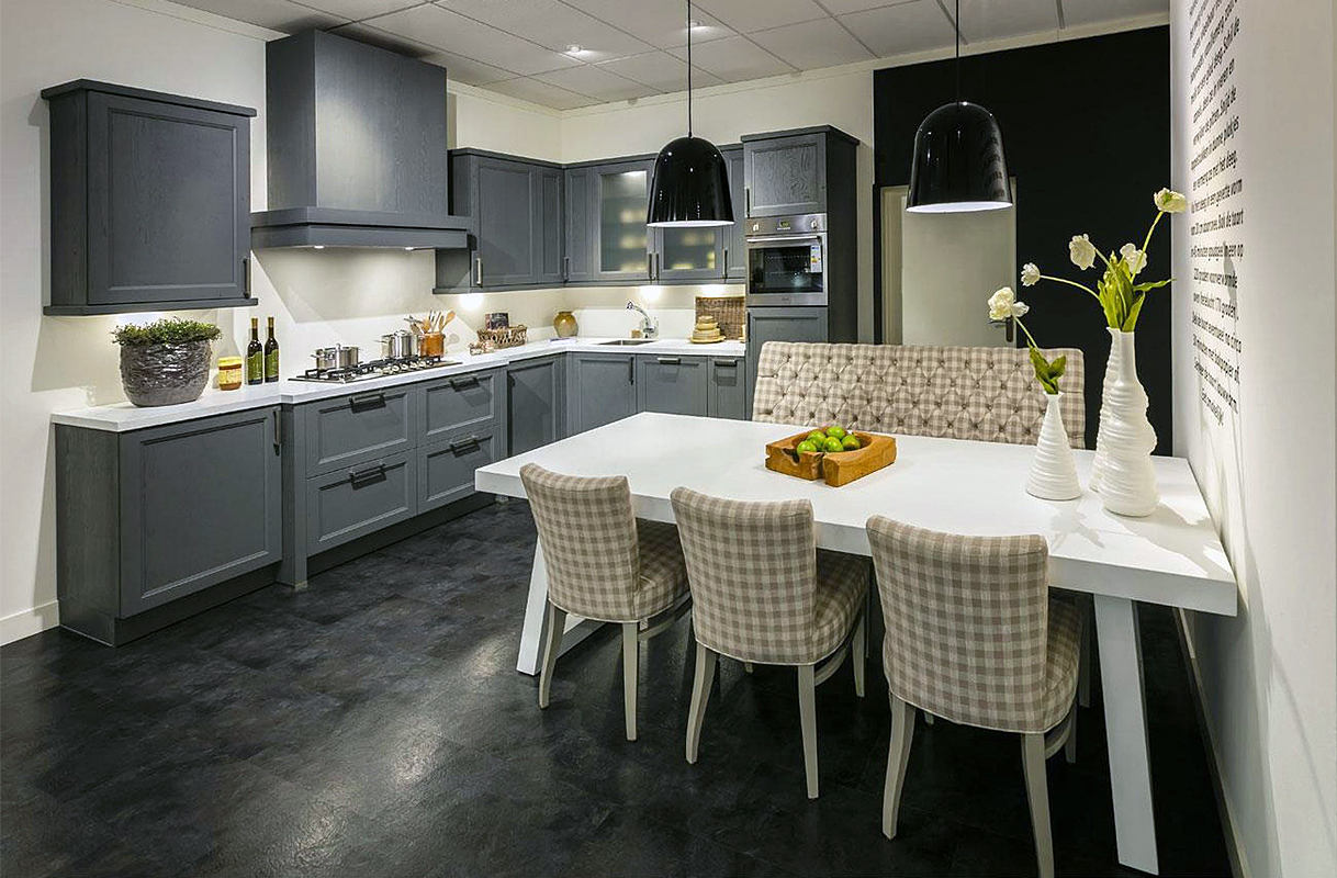 Gezellige keukenruimte met grijze houten fronten