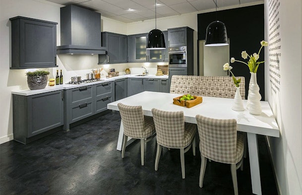 Gezellige keukenruimte met grijze houten fronten