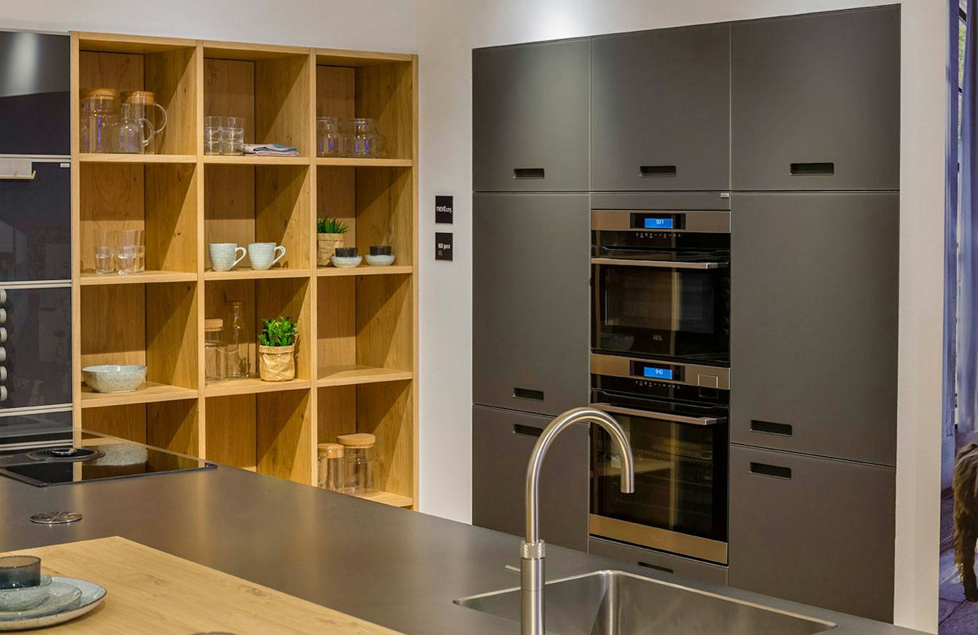 De strakke keuken is voorzien van een ruime kastenwand met moderne inbouwapparatuur.