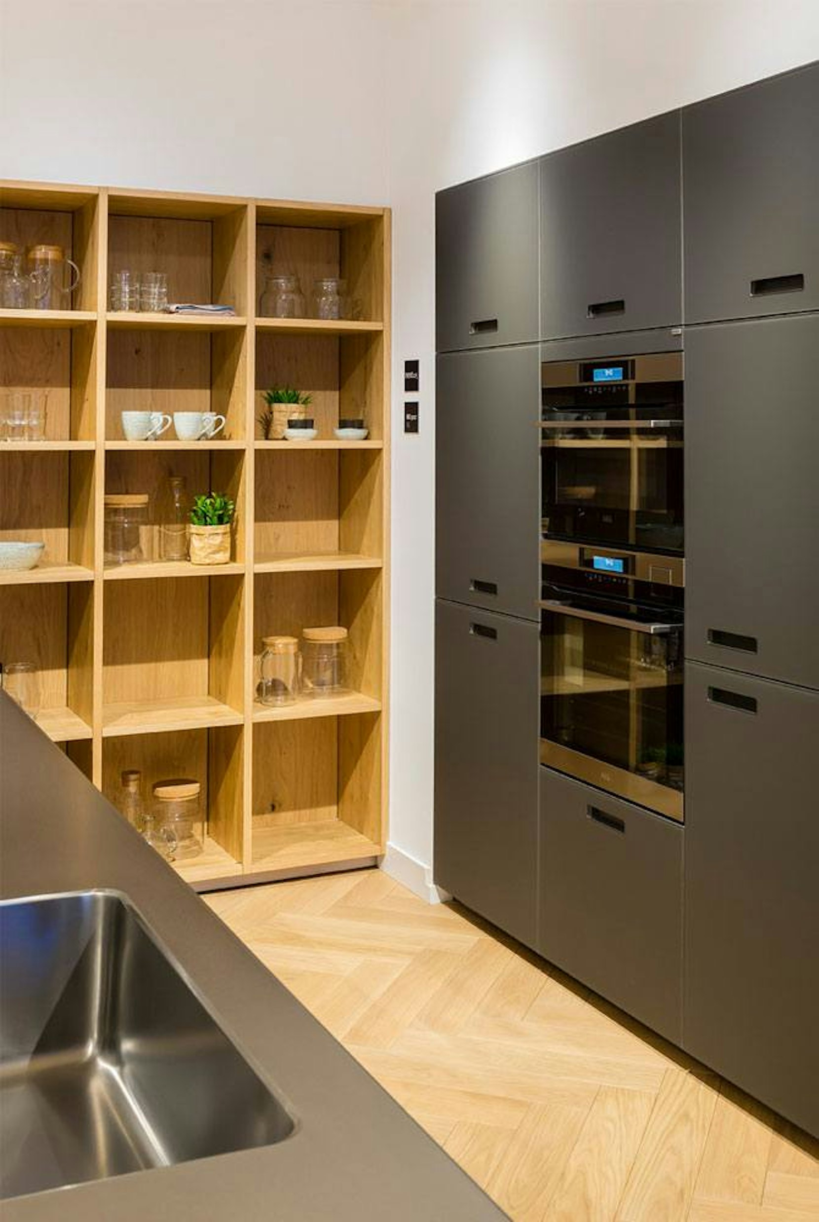 Deze keuken bevat een perfecte combinatie tussen mat glas en massief eiken hout.