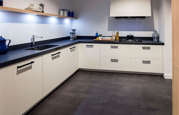 Klassiek met karakteristieke accenten en donker werkblad