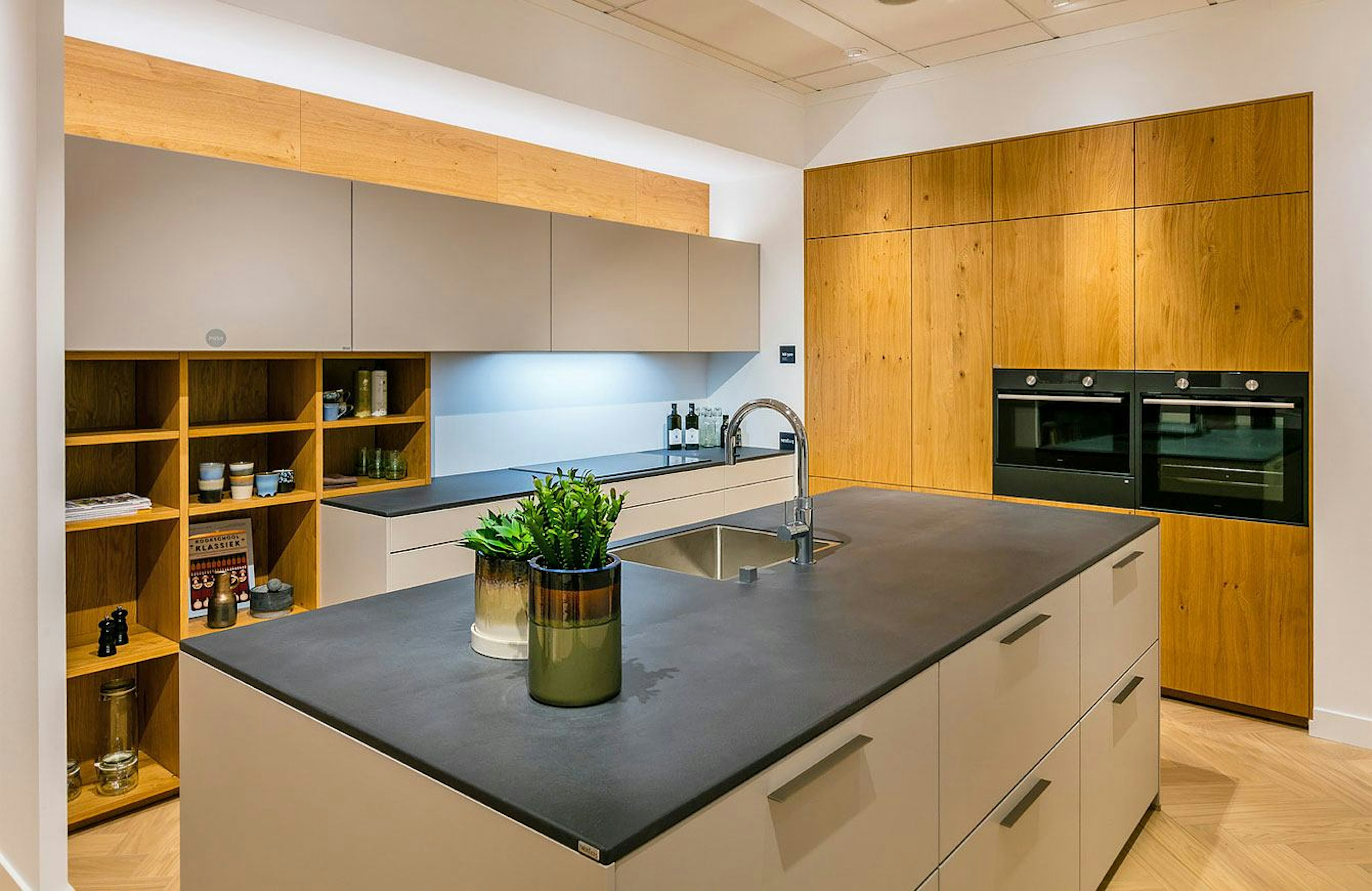 Deze eiland design keuken heeft een betonlight werkblad.