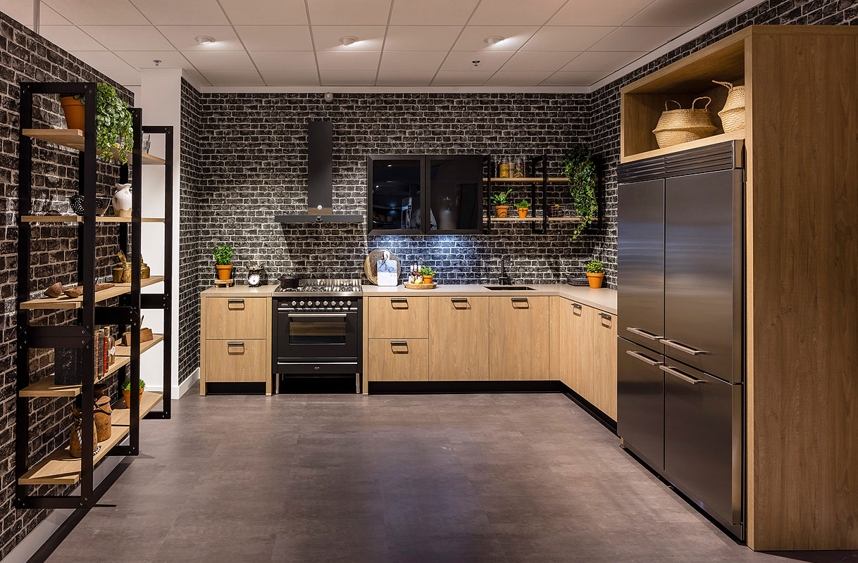 Stoere keukenopstelling met baksteenmotief en open elementen