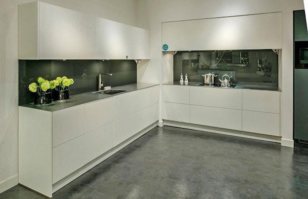 Minimalistische wandkeuken met hoogglans en donkere accenten