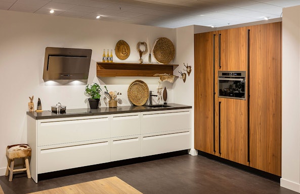 Warm keukeninterieur met houtaccenten en persoonlijke touch