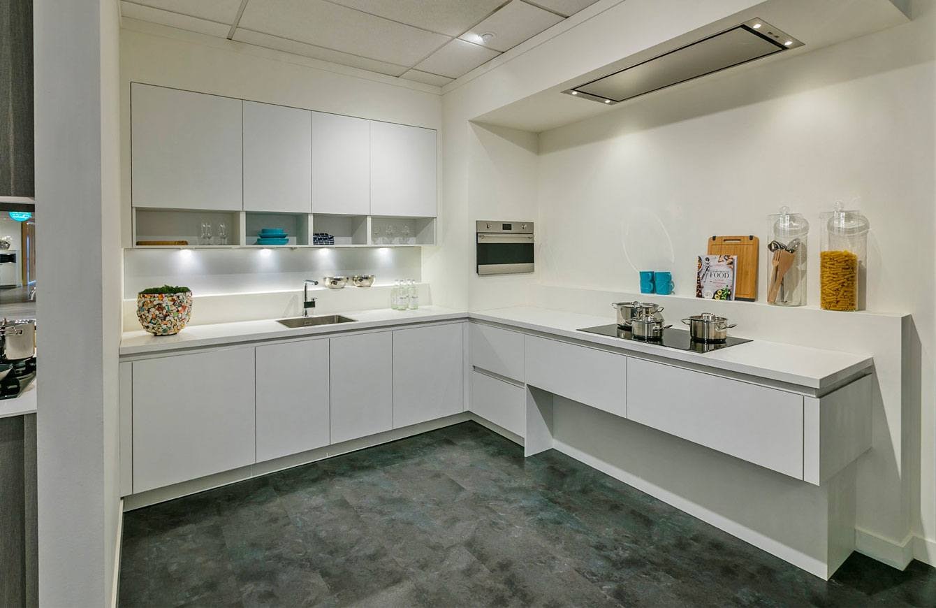 Moderne keuken met matgelakt wit strak front.