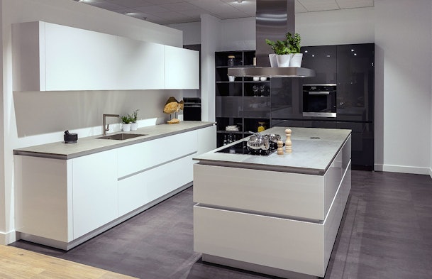 Heldere keukenopstelling met ruim kookdeel en contrast