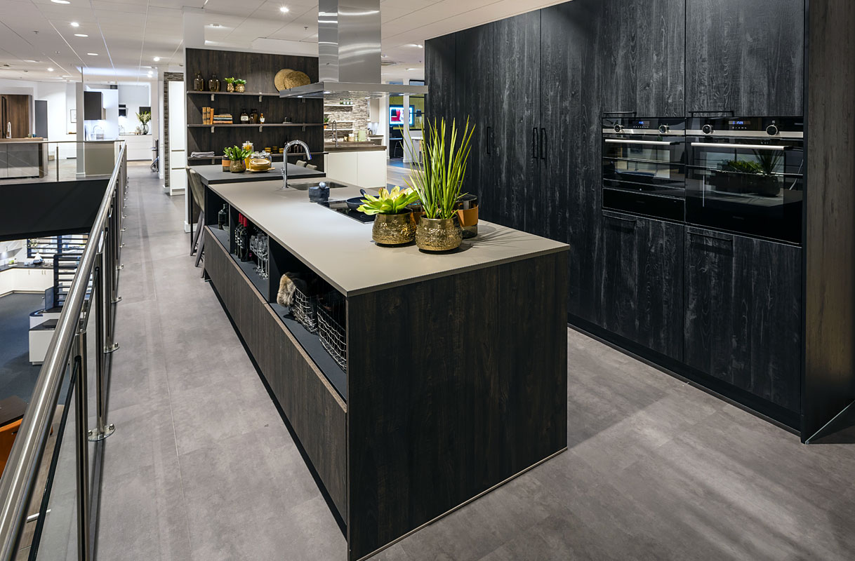 Donker keukenontwerp met open details en strakke vormgeving