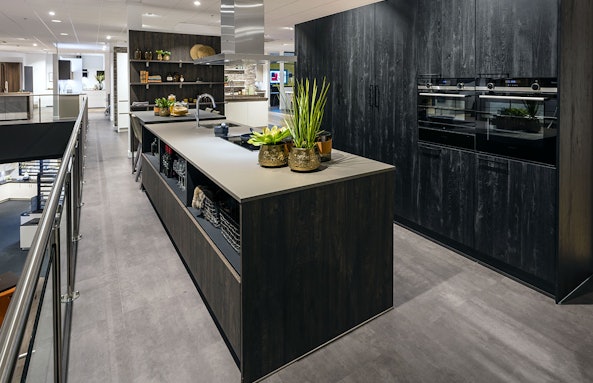 Donker keukenontwerp met open details en strakke vormgeving