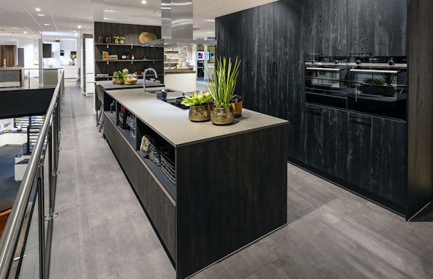 Donker keukenontwerp met open details en strakke vormgeving