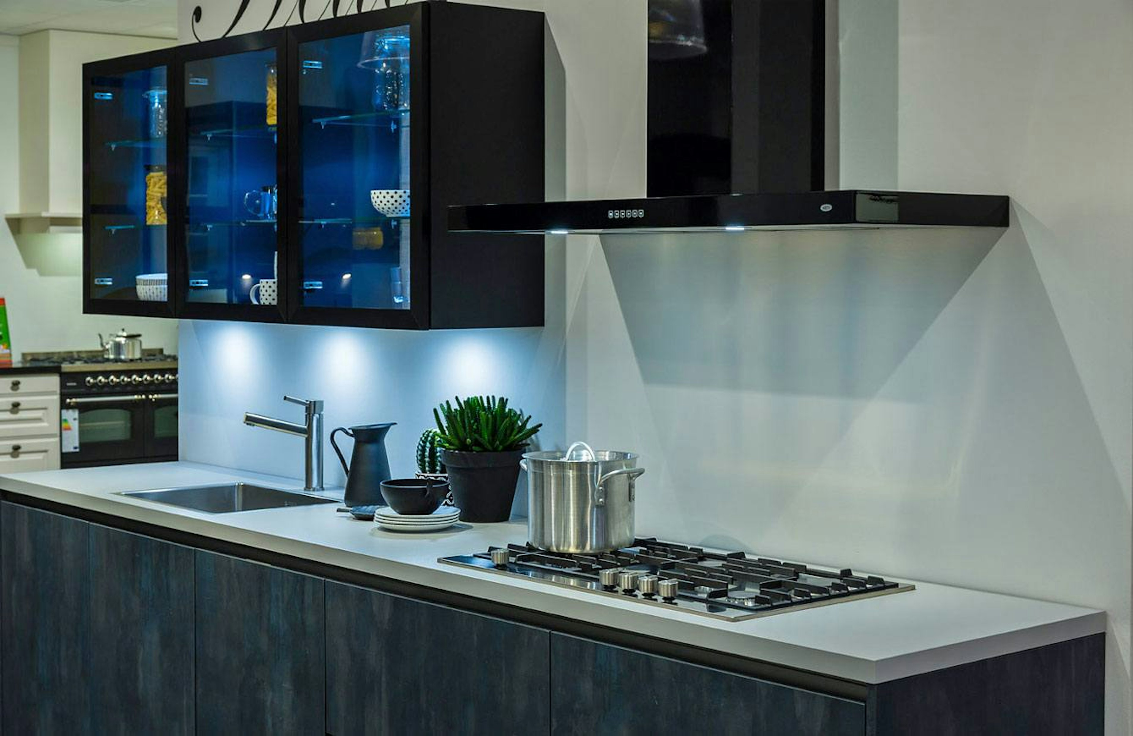 Deze rechte keuken met industrial accenten is voorzien van Boretti apparatuur.