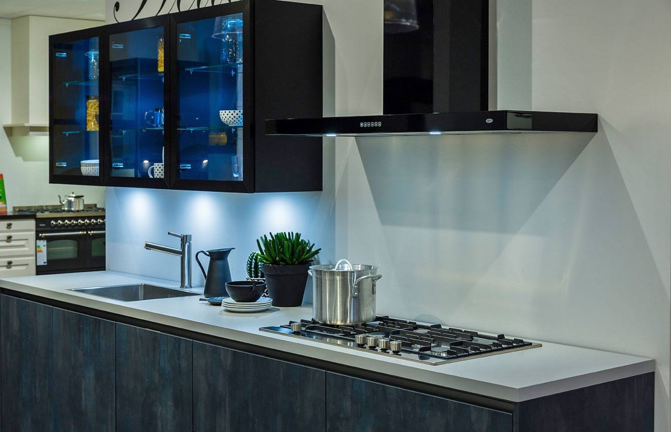Deze rechte keuken met industrial accenten is voorzien van Boretti apparatuur.