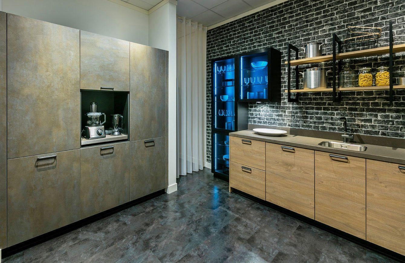 Het contrast tussen de kastenwand en de houtlook fronten van deze keuken.
