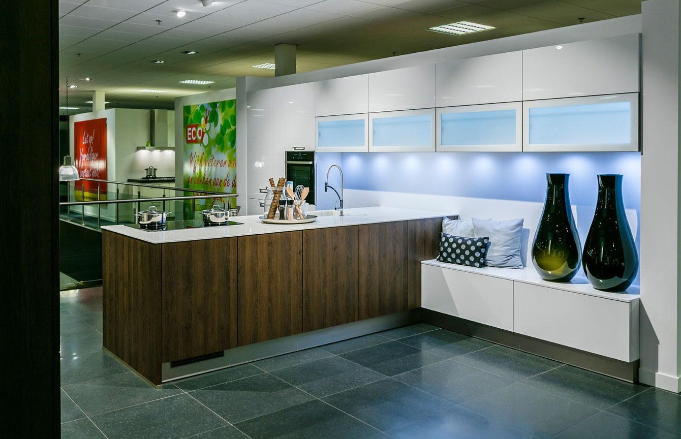 Stijlvolle design keuken uitgevoerd in hoogglans wit gelakt en houtlook .