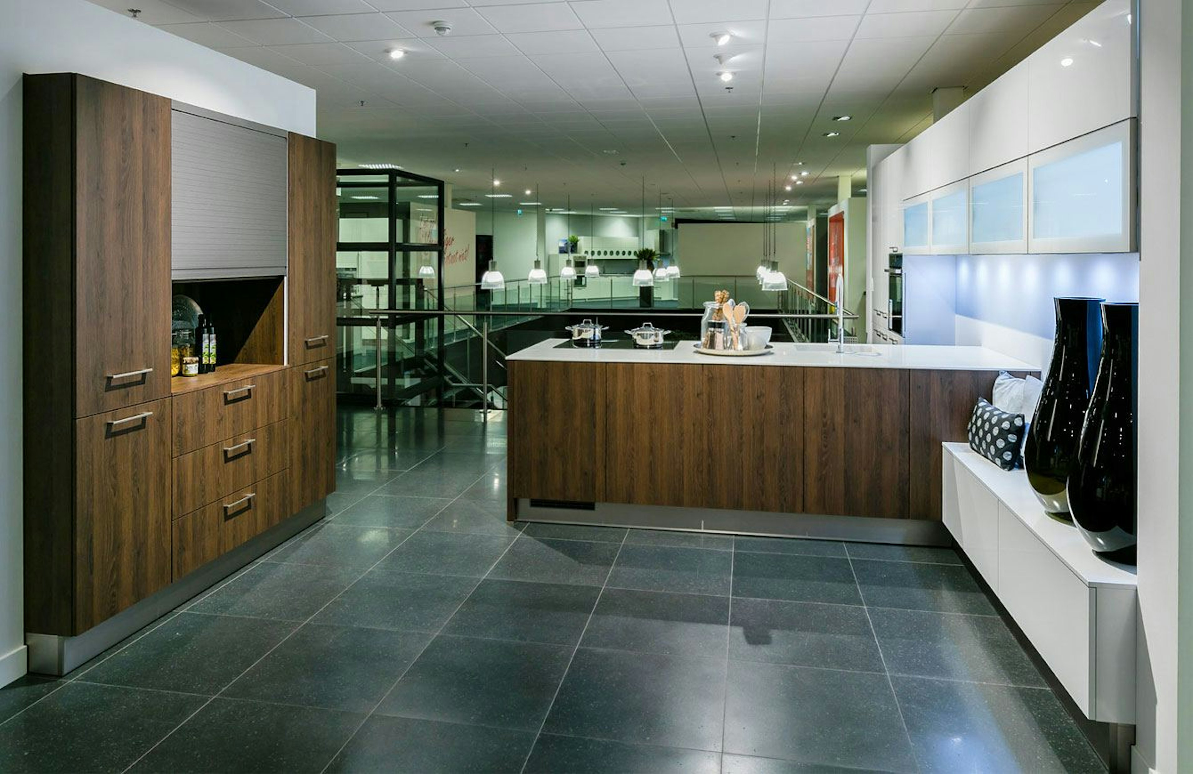 De design keuken bevat een kookplaat met geïntegreerde afzuiging.