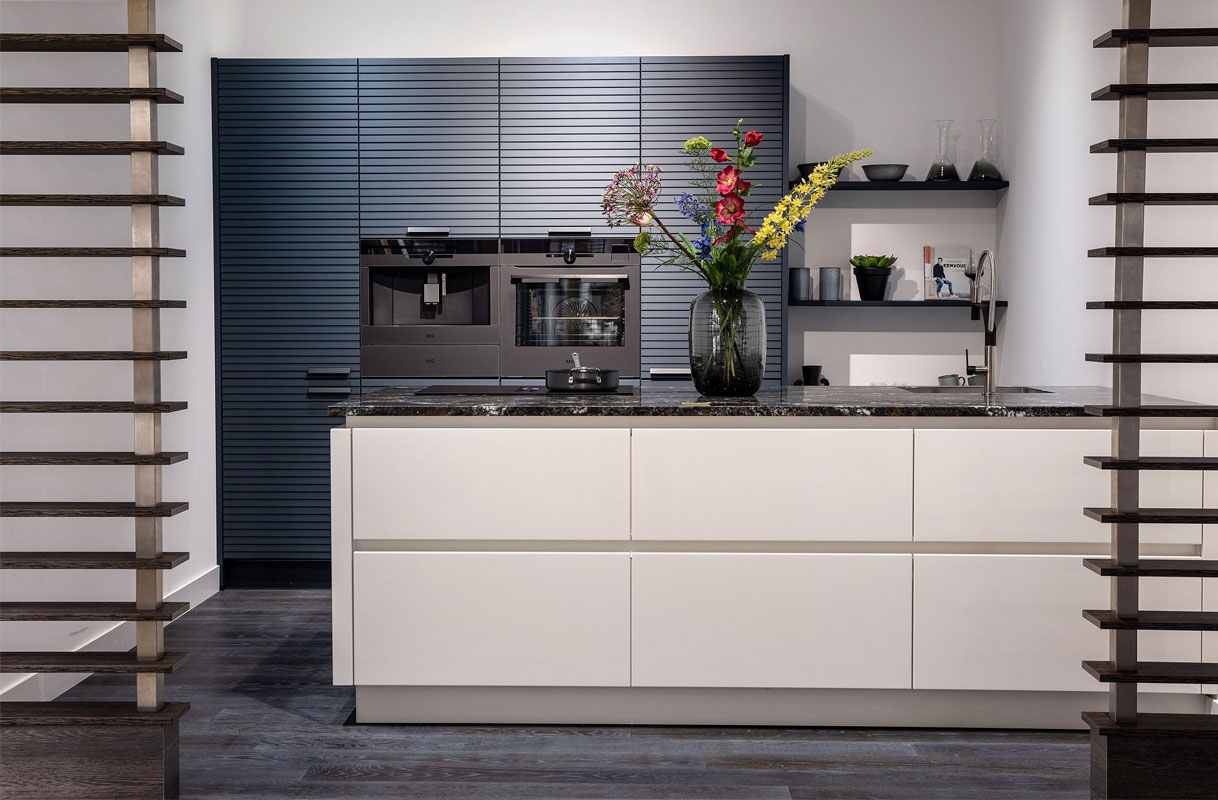 Uniek keukendesign met contrasteren kleuren en materialen