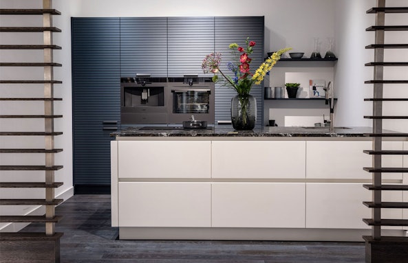 Unieke eilandkeuken met contrasteren kleuren en materialen