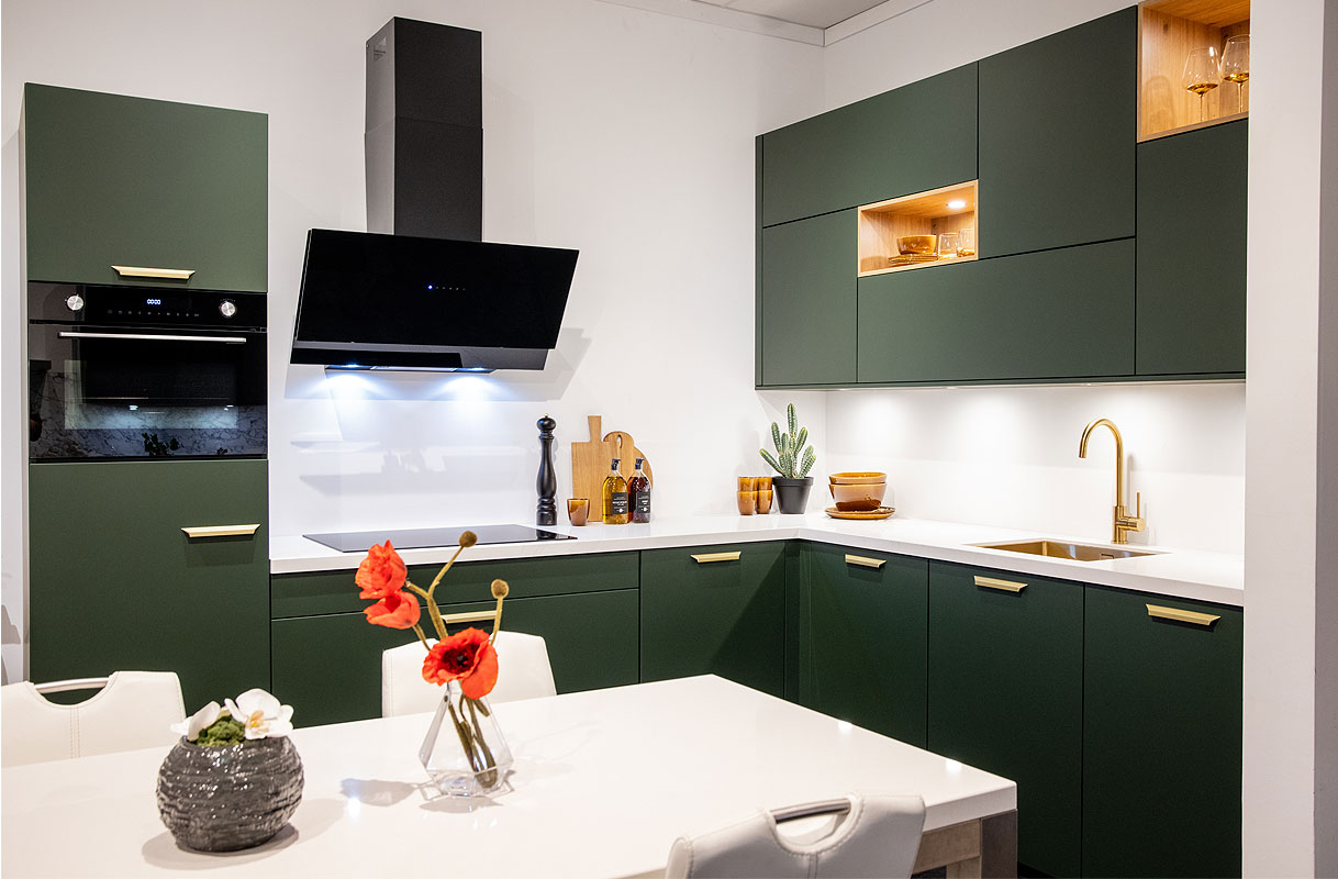 Groene matgelakte hoekopstelling met vakkenkasten