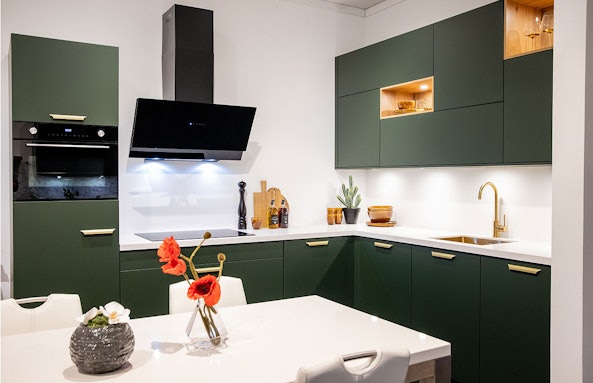Groene matgelakte hoekkeuken met vakkenkasten