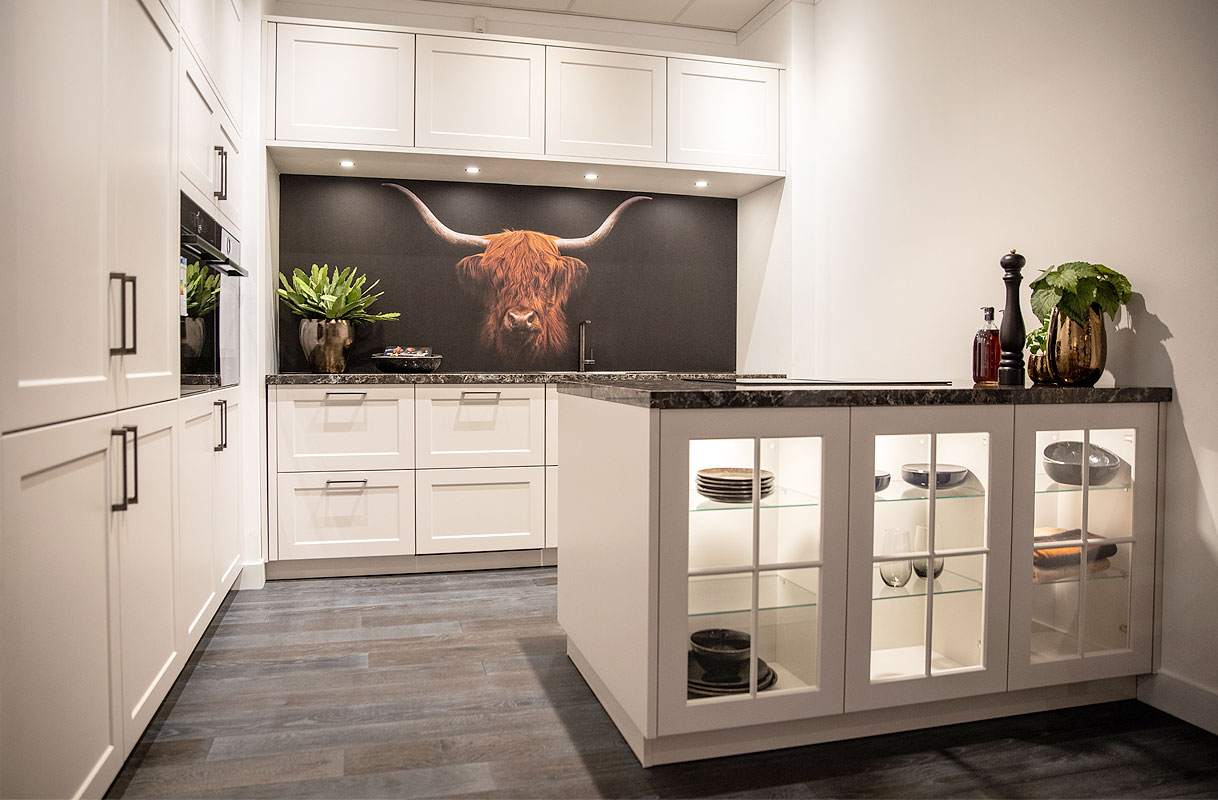 Sfeervolle keukenopstelling met vitrinekast en expressie