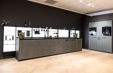 Diepe tinten en lichtaccenten in een industrieel meesterwerk