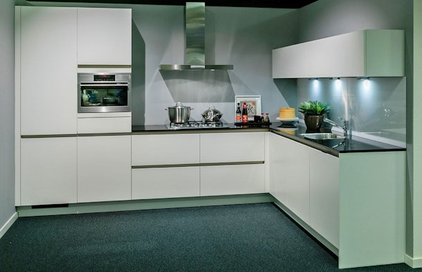 Greeploze witte keuken met granieten werkblad