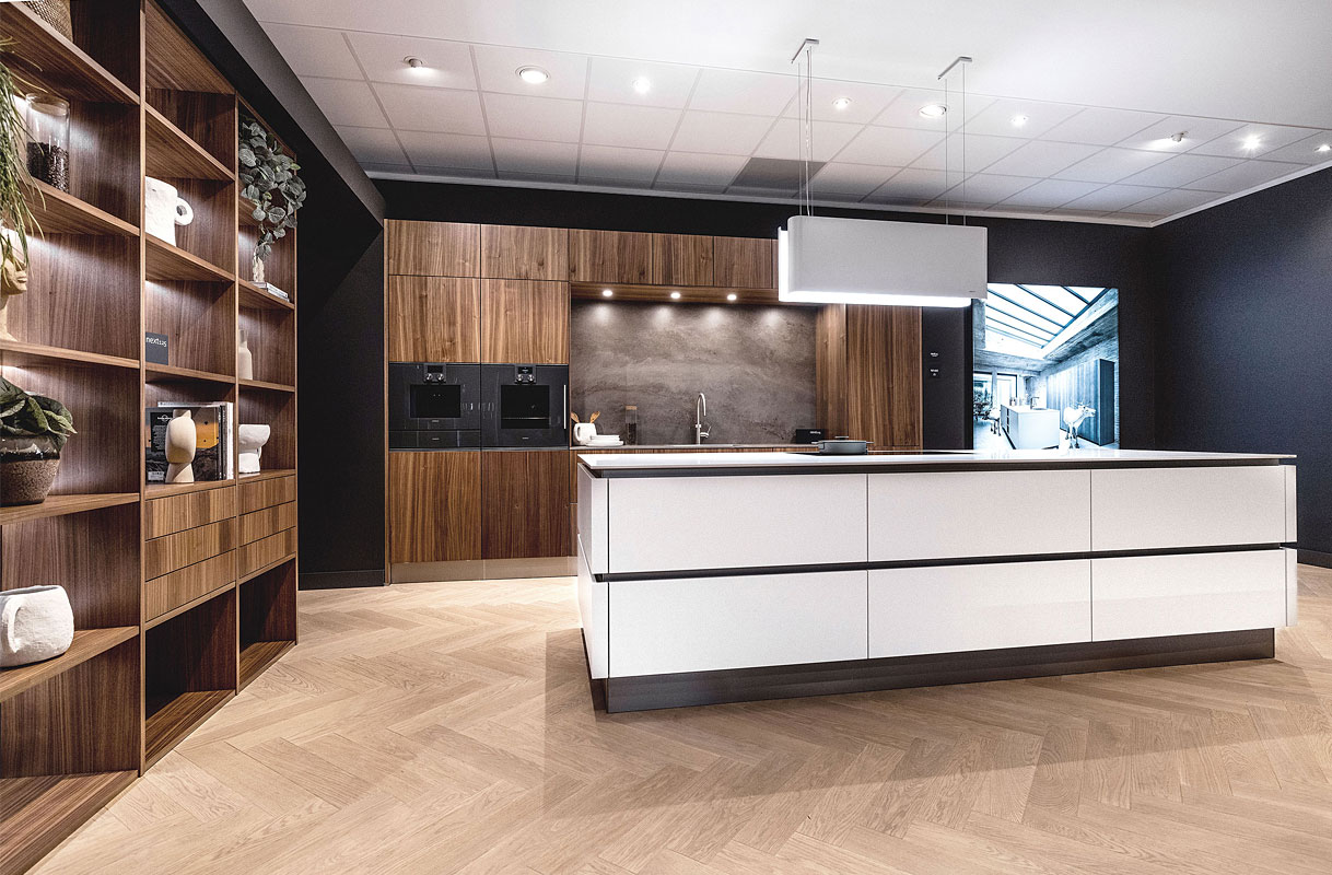 Notenhouten open opstelling met kristalwit kookeiland