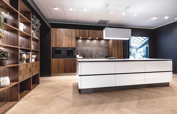 Notenhouten open keuken met kristalwit kookeiland