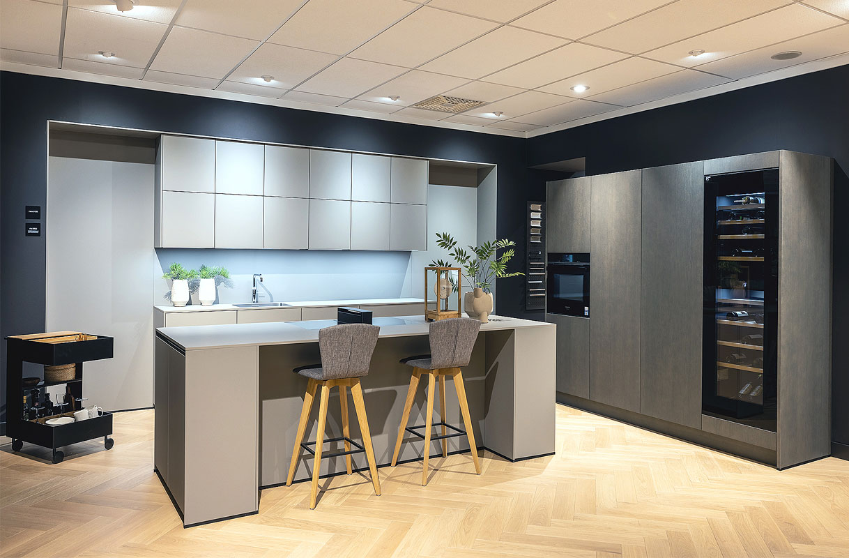 Ton sur ton eilandopstelling met parelgrijze kastenwand