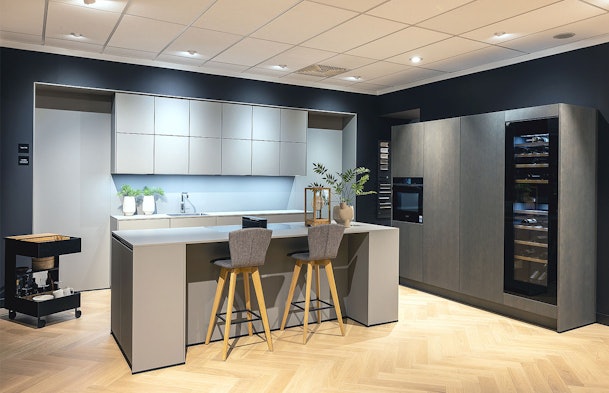 Ton sur ton eilandopstelling met parelgrijze kastenwand