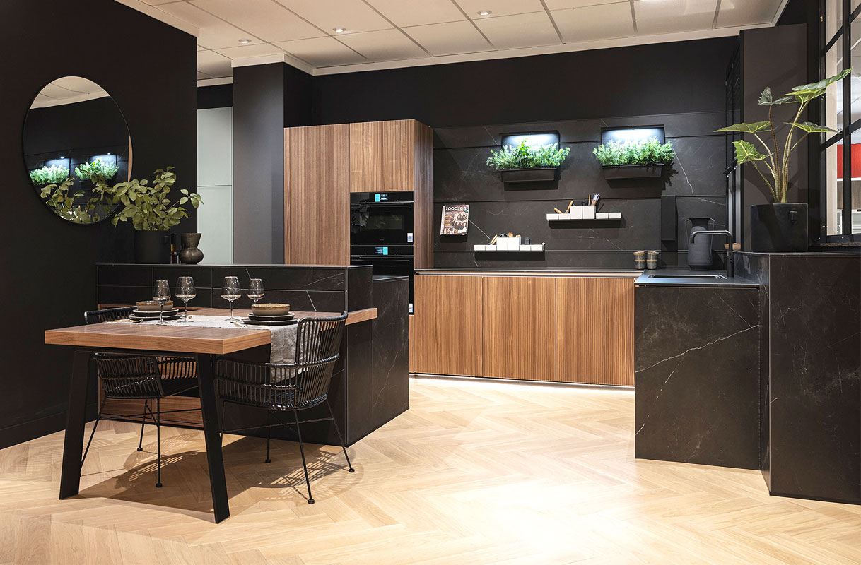 Eigentijds keukeninterieur met natuurlijke materialen