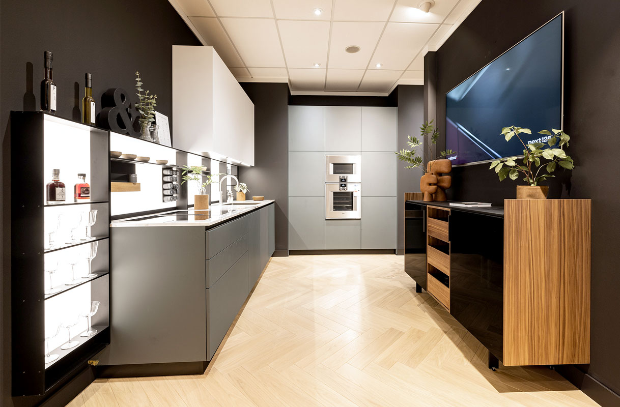 Georganiseerde kookomgeving met speelse materiaalcombinatie