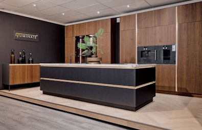 Luxe keuken met onyxzwart eiken kookeiland