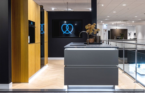 Zwarte werkblad en warme houtlook