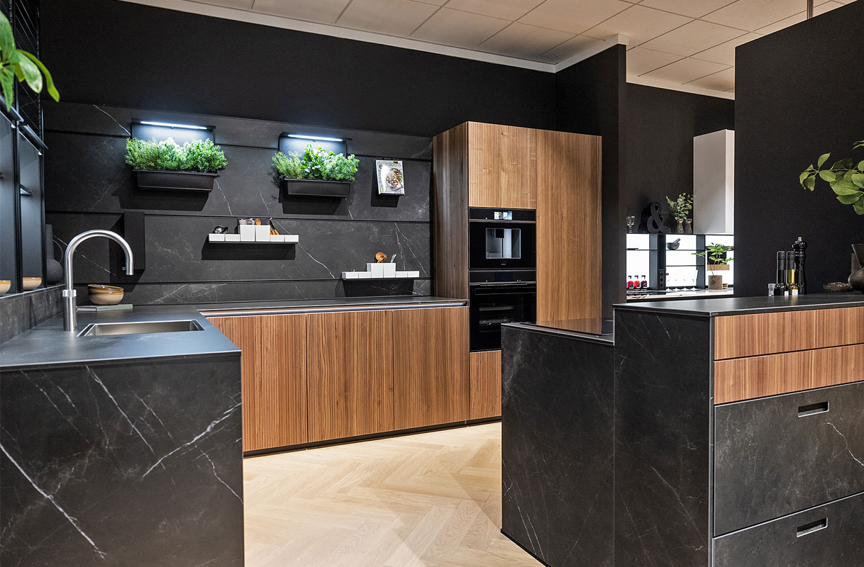 Elegante hoekopstelling met kookeiland