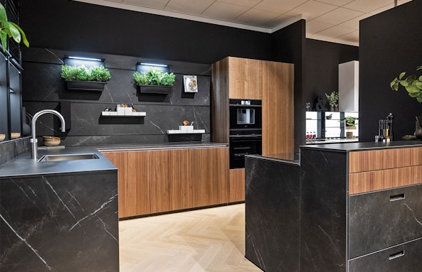 Elegante hoekopstelling met kookeiland